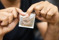 Milei recortó en Salud Sexual y solo repartió el 2% de los preservativos gratuitos 