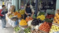 El consumo de alimentos cayó 16% desde que asumió Milei