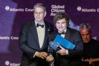 Afirman que Argentina podría caer en default o deberá devaluar el peso