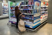 En marzo, las ventas en supermercados y mayoristas cayeron más de 6%