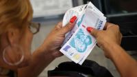 Mientras sigue cayendo el consumo, suben el boleto, agua, prepagas y combustibles